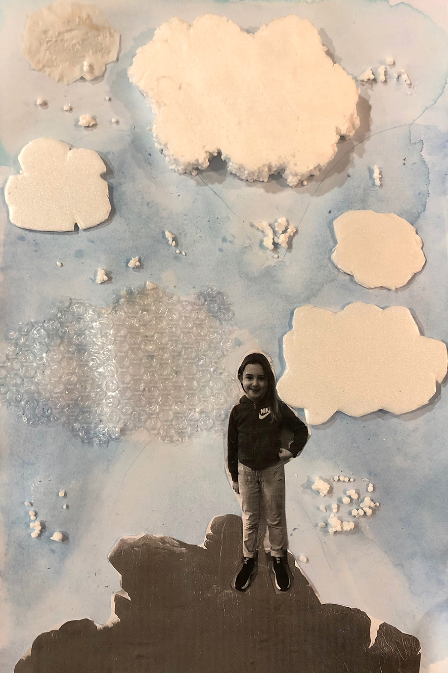 photo montage silhouette d'enfant sur une montagne et des nuages dessinés